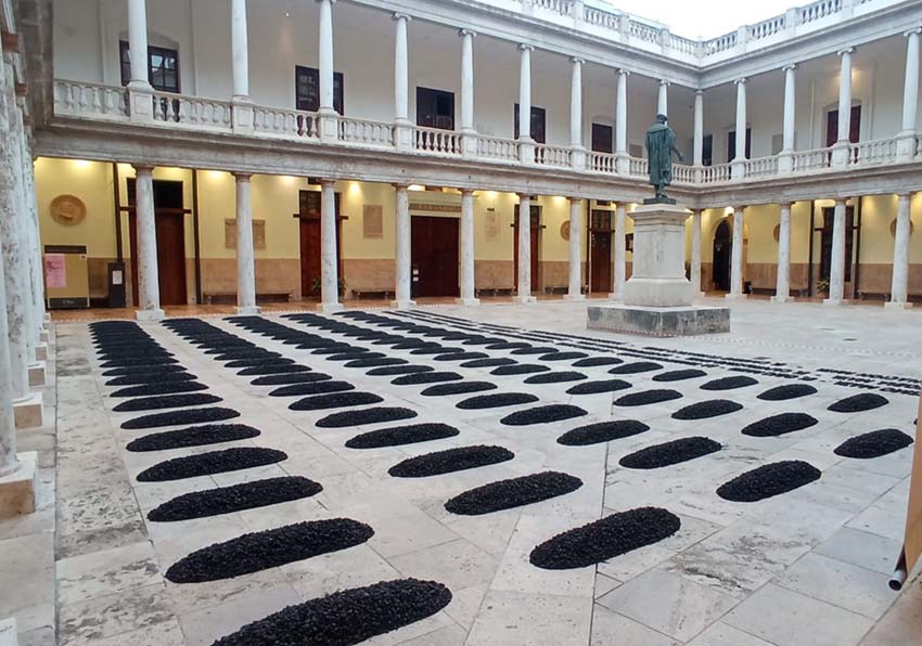 Claustro de La Nau con las tumbas de grava